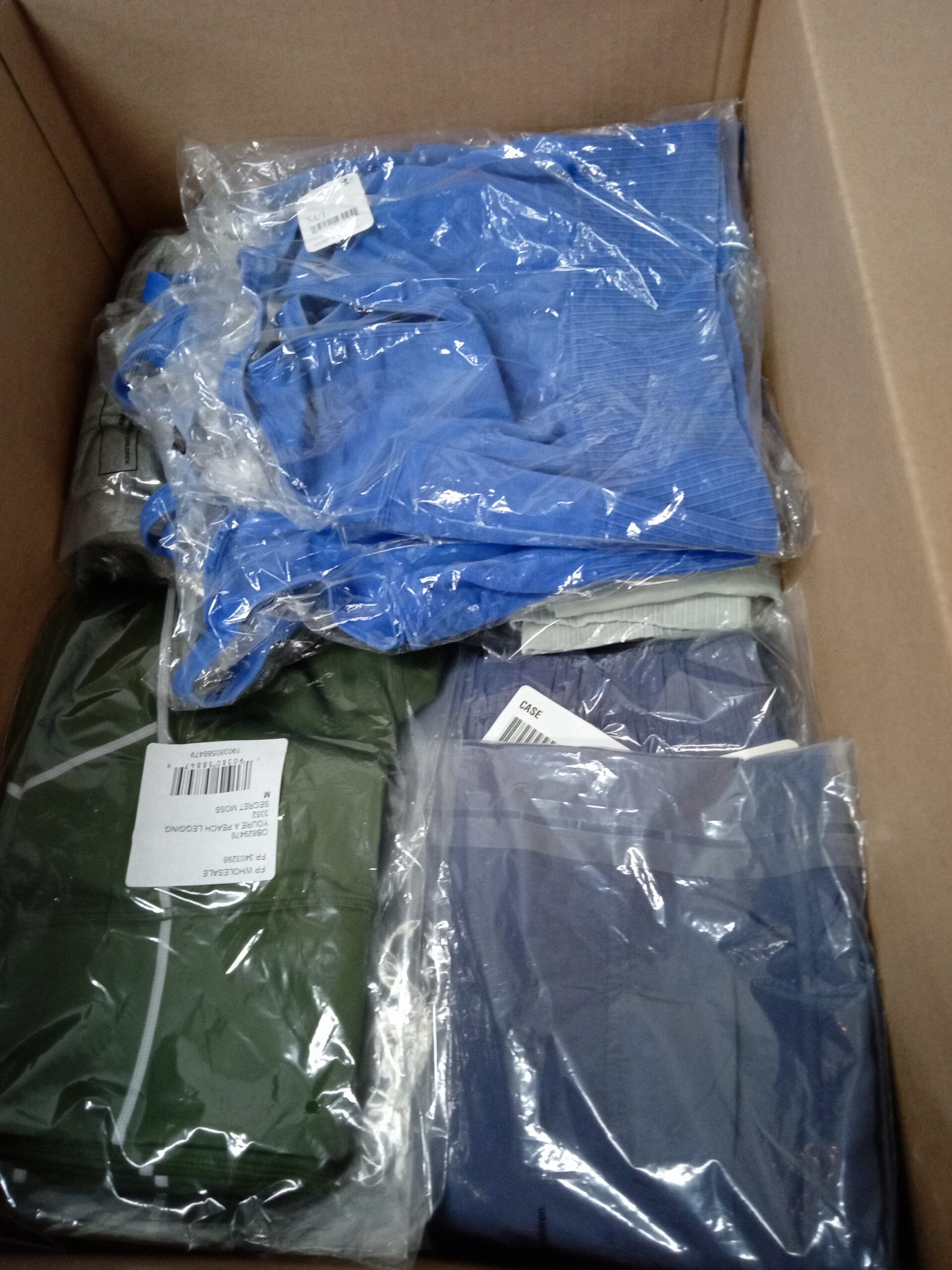 LADIES SPORT SMALL LOT, SHELF PULLS, 5516655, 85 units, PA Foxliquidation